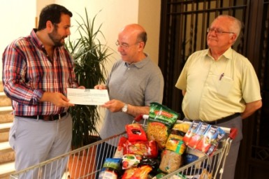 El concejal de Deportes, Juan Olea, ha hecho hoy entrega a Cáritas de la recaudación solidaria. 