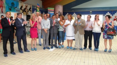 La alcaldesa, Paloma García Gálvez, visita junto al secretario de Estado para el Deporte, Miguel Cardenal, y el presidente de la Diputación Provincial, Elías Bendodo, la jornada especial de aquagym.