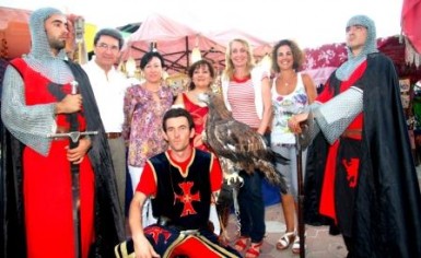 El bazar cuenta con más de medio centenar de puestos artesanales y gastronómicos, donde se expondrán unos 400 artículos variados.