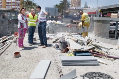 La concejala de Vías y Obras, Concha Cifrián, ha comprobado hoy la marcha de los trabajos, que culminarán a mediados de agosto y darán respuesta a una demanda que se remonta casi un lustro.