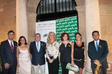 Al principio de la cena, Remedios Cervantes y Domi del Postigo, aceptaron el cargo y honorífico como Embajadores de la Fundación Cudeca.