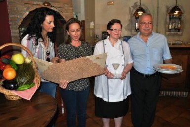 La concejala de Sanidad, Inmaculada Hernández, asiste a la presentación de la carta adaptada a celíacos e intolerantes a la lactosa elaborada por el Restaurante Alborada.