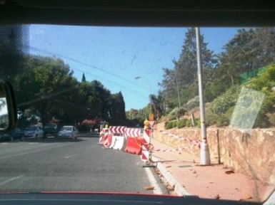 Las obras han cortado aceras y accesos en zonas de gran afluencia turística, como la avenida de las Palmeras o el Castillo de Bil-Bil.