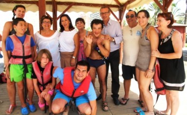 El campamento, dirigido a niños con discapacidad y menores usuarios de Bienestar Social, se celebra en la playa de Malapesquera.