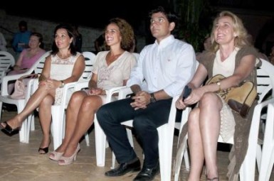 Cerca de medio millar de personas disfrutaron de la verbena con la que se celebraron las bodas de plata de la peña.