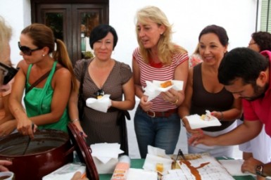 Cerca de un centenar de personas han disfrutado de la iniciativa, en la que se han repartido alrededor de 20 litros de chocolate.