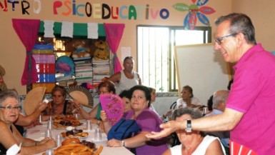 El primer teniente de alcalde, Francisco Salido, y la concejala de Sanidad, Inmaculada Hernández, han recibido a los participantes en la marcha matutina.