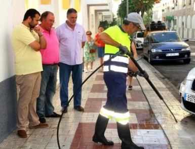 Los operarios están actuando de manera destacable durante la época estival en las calles céntricas de los tres núcleos de población.