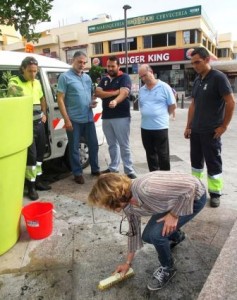 El concejal del área, Juan Olea, ha comprobado los trabajos, “centrados en acabar con la suciedad que se concentra en las baldosas de granito poroso”.