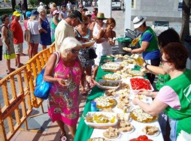 Vecinos y turistas han disfrutado de una degustación de pan con aceite y tomate y se han repartido 1.000 tarrinas de aceite de oliva virgen extra de Periana.