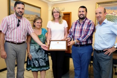 La alcaldesa, Paloma García Gálvez, recibe el reconocimiento de manos de los representantes del Club de Hockey de Benalmádena.