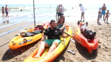 El concejal de Deportes, Juan Olea, y la edil de Participación Ciudadana, Ana Macías, acudieron al evento, celebrado en la playa Fuente de la Salud.