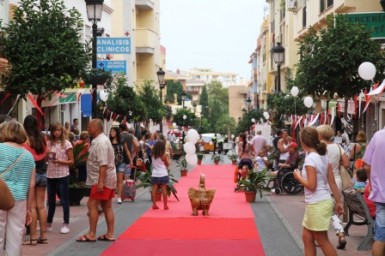 La alcaldesa de Benalmádena, Paloma García Gálvez, inauguró el evento y felicitó a la ACEB “por esta magnífica iniciativa cuyo fin es generar un relevante impulso económico en esta importante arteria comercial de Arroyo de la Miel”. 