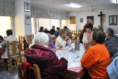 Los Ángeles de la Noche, que entrega comida a personas necesitadas en la capital malagueña, ha manifestado que cada vez es más difícil reunir los alimentos necesarios.