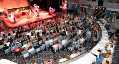 El homenajeado se emocionó con las sorpresas que le brindaron durante el espectáculo, en el que participaron más de 50 ex alumnos. 