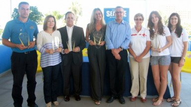 El concejal de Bienestar Social, Francisco Salido, ha hecho entrega de una placa a las distintas entidades para reconocer su cooperación y entrega durante la temporada estival. 