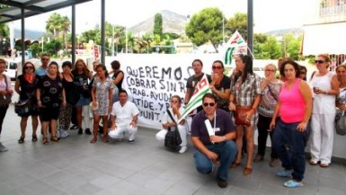 Las trabajadoras han iniciado una campaña de protestas y concentraciones para exigir que se regularice su situación.