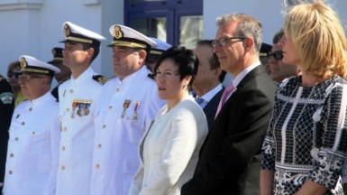 La conmemoración comenzó con una solemne misa en la Parroquia del Carmen y continuó con la tradicional izada de la bandera y el homenaje a los caídos en Capitanía. 