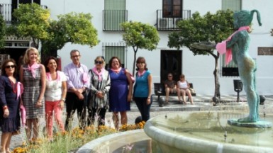 La Asociación Contra el Cáncer ha organizado una serie de actividades conmemorativas y el Ayuntamiento ha colaborado con la iluminación en rosa de algunos enclaves o la colocación de un pañuelo de este color a la Niña de Benalmádena