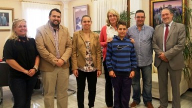 La regidora ha felicitado a la joven futbolista por su excelente trayectoria y le ha deseado que “continúe cosechando grandes éxitos, con los que su esfuerzo, su dedicación y su deportividad se vean recompensados”.