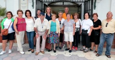 Alrededor de medio centenar de mayores participan en el paseo matutino por las calles de Arroyo de la Miel. 