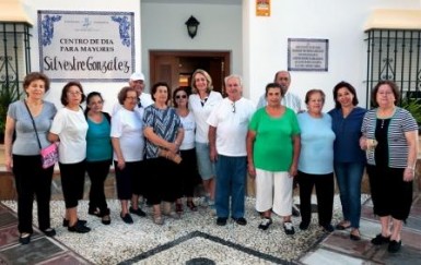La regidora ha felicitado a los usuarios por la constancia y la implicación que mantienen con este programa saludable de envejecimiento activo.