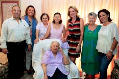 La regidora, que ha querido felicitar a la señora mayor por su cumpleaños y su santo, ha destacado que es “un ejemplo de fortaleza y sabiduría”. 
