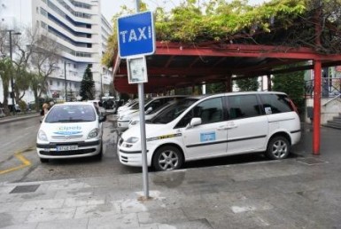       Los concejales de Seguridad y Transporte, Concepción Tejada y Rafael Obrero, respectivamente, han asegurado que desde el Ayuntamiento continuarán intensificando las medidas para erradicar el intrusismo en el sector. 