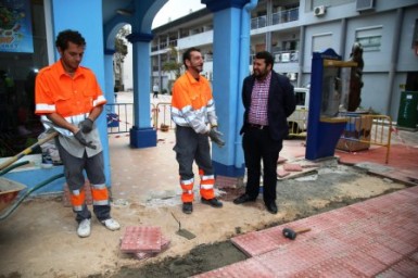 El concejal de Servicios Operativos, Juan Olea, ha visitado los trabajos de mejoras que están finalizando en Avenida Salvador Vicente y Paseo del Generalife.