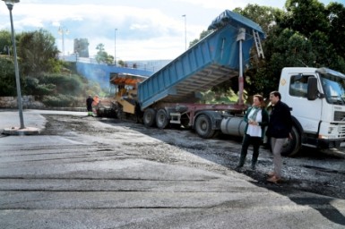 La concejala de Vías y Obras, Concha Cifrián, ha comprobado los trabajos y ha destacado que “con esta actuación concluye definitivamente el proyecto de adaptación de la principal entrada a la urbanización para albergar una nueva parada de autobús”.