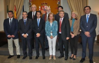La regidora, Paloma García Gálvez, ha suscrito el acuerdo con el subsecretario del Ministerio de Industria, Energía y Turismo, Enrique Hernández Bento, y con el director general de la Escuela de Organización Industrial (EOI), Fernando Bayón.