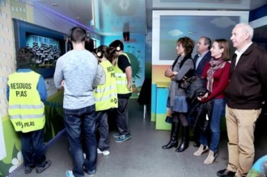 Las concejalas de Educación y Medio Ambiente, Yolanda Peña e Inmaculada Hernández, respectivamente, han acompañado hoy a los alumnos durante su visita al autobús y han aplaudido la iniciativa