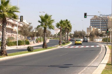 La concejala de Vías y Obras, Concha Cifrián, ha destacado que “la nueva iluminación supondrá una importante mejora para la seguridad de los peatones que transiten por el nuevo acerado de la avenida del Sol”.