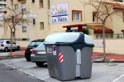 El concejal de Residuos Sólidos y Servicios Opertivos, Juan Olea, ha informado sobre la colocación de varios contenedores de orgánica y otros tantos de selectiva, es decir, reciclaje en varias calles de la urbanización Torremuelle, para facilitar a los vecinos la retirada de estos residuos