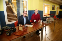 El primer teniente de alcalde y Concejal de Bienestar Social, Francisco Salido, ha presentado la campaña de recogida de juguetes, a iniciativa del Club de Hielo, acompañado del Responsable del Club , Adolfo Giménez.