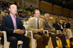 El Ayuntamiento le rindió al Patronato Deportivo Municipal con motivo de su 30 aniversario. Un acto en el que estuvieron presentes los miembros de la Corporación, los técnicos de la institución deportiva, los representantes de los distintos clubes locales, las concesionarias de las instalaciones municipales y los profesores de las escuelas deportivas.
