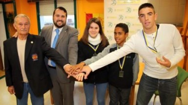 El concejal de deportes, Juan Olea, ha recibido en el Patronato Deportivo Municipal a los tres  recientes campeones de España de Taekwondo, María Pérez Luque, Sergio Valero de 16 y 20 años, en categoría cadete y senior y Daniel Mira de solo 11 años en categoría juvenil.