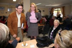 La alcaldesa de Benalmádena, Paloma García Gálvez, ha mantenido un encuentro con cerca de medio centenar de residentes británicos en el Centro de Día ‘Anica Torres’ de Arroyo de la Miel. Una reunión, celebrada hace unos días, que ha servido para responder las principales dudas y tomar nota de sus propuestas.