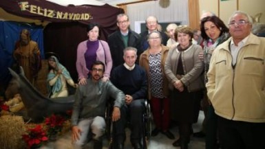 La alcaldesa de Benalmádena, Paloma García Gálvez, inauguró en la tarde de ayer el Belén del Centro de Día ‘Anica Torres’. Un Nacimiento decorado por los mayores de Arroyo de la Miel, el cual estará expuesto al público hasta la finalización de las fiestas navideñas.