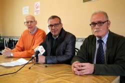 El primer teniente de alcalde y Concejal de Bienestar Social, Francisco Salido, acompañado por el gerente del Club de Hielo, Adolfo Giménez y el respresentante de la Asociación Comedor Social, Antonio Relinque, ha querido dar una rueda de prensa para presentar la iniciativa llevada a cabo por dicha delegación, con la colaboración del club deportivo.