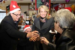La alcaldesa, Paloma García Gálvez, compartió en la tarde de ayer una chocolatada navideña con los mayores del Centro de Día 'Anica Torres’ de Arroyo de la Miel. Una celebración a la que asistieron más de medio centenar de vecinos dispuestos a disfrutar de una amena jornada de convivencia en compañía de sus familiares y amigos, para dar la bienvenida a las esperadas fiestas de Navidad. 