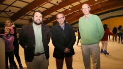 El primer teniente de alcalde y concejal de Bienestar Social, Francisco Salido y el concejal de Deportes Juan Olea, acompañaron ayer a los menores del Aula Psicoeducativa de la Asociación Comedor Social, a una tarde de patinaje sobre hielo. 