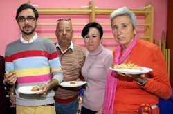 Como en años anteriores los usuarios del Centro de Día de 'Anica Torres', han celebrado la clausura por vacaciones en Navidad, de los talleres municipales que se imparten en estas dependencias. 