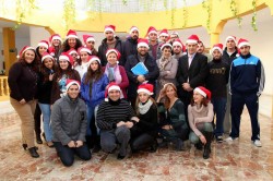 La alcaldesa de Benalmádena, Paloma García Gálvez, ha compartido hoy con los usuarios y familiares del Centro Municipal Ocupacional su tradicional fiesta navideña, una jornada de convivencia en la que los participantes han celebrado el comienzo de las fiestas y se han despedido hasta el próximo año, cuando regresará la actividad en el centro.