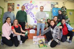 Por segundo año consecutivo, el AMPA del CEI Miguel Hernández, ha llevado a cabo una campaña de recogida de alimentos, con la intención de colaborar en cubrir las necesidades de las familias más necesitas usuarias del comedor Social de Benalmádena, que ha diario cubre las necesidades básicas de 400 personas.