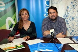 El Concejal de Empleo, Juan Olea, a través del Centro Municipal de Formación Benalforma, junto a los alumnos de los cursos que actualmente se están desarrollando, felicitan las Navidades a los ciudadanos y les invita a informarse y participar en los proyectos.