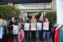 El primer teniente de alcalde y concejal de Bienestar Social, Francisco Salido y la concejala de Seguridad Ciudadana, Concepción Tejada, han acompañado a Pilar Oliva, presidenta de la Asociación Protectora de Animales y Plantas de Benalmádena, APROBE, en la presentación del nuevo calendario solidario