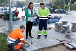 La Delegación de Vías y Obras del Ayuntamiento de Benalmádena concluye en estos días los trabajos de mejora y adecentamiento del acerado de la céntrica avenida de Arroyo de la Miel ‘Federico García Lorca’, en el tramo comprendido entre las confluencias de las avenidas ‘Gamonal’ y ‘Del Parque’.