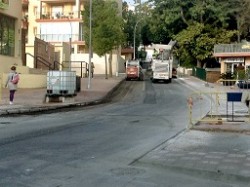 La Delegación de Vías y Obras del Ayuntamiento de Benalmádena ha puesto en marcha hoy los trabajos de asfaltado en la avenida de Bonanza, los cuales tendrán un plazo de ejecución de dos días.