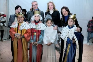 Más de medio centenar de niños benalmadenses participaron ayer en la representación teatral del Belén Viviente del Pueblo, dirigidos por un grupo de catequistas del núcleo, uno de los momentos más destacados y tradicionales de la Navidad en Benalmádena, que tuvo lugar en la plaza del Alguacil y que contó con un gran éxito de público. 